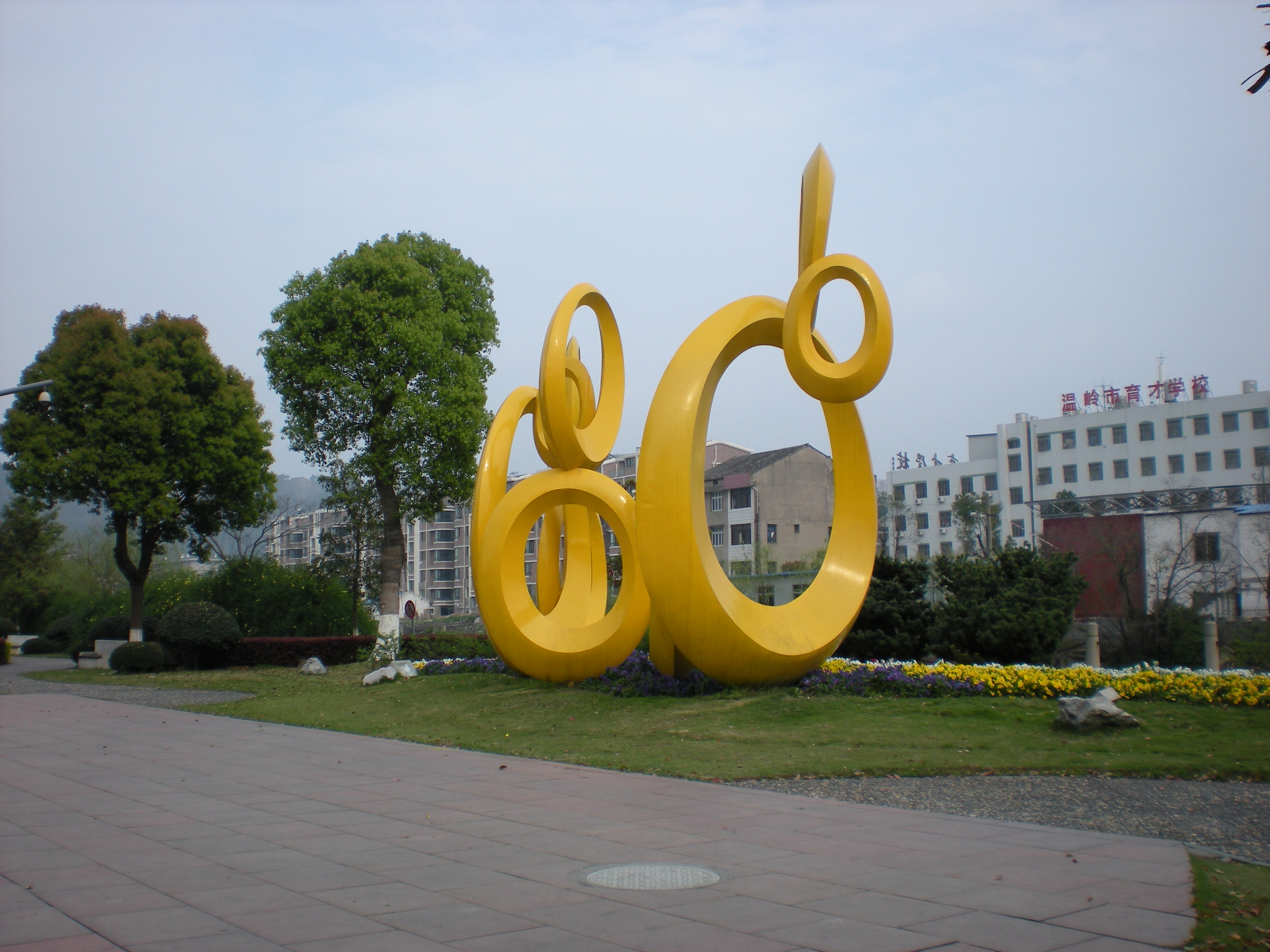 不銹鋼雕塑在市場上應(yīng)用率高的原因